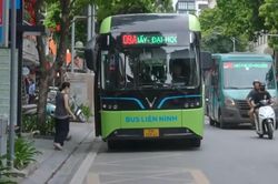 Xe buýt Hà Nội - Văn minh từ những điều tử tế