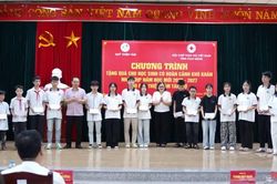 Quỹ Thiện t&acirc;m trao 200 suất học bổng cho học sinh ho&agrave;n cảnh kh&oacute; khăn nh&acirc;n dịp năm học mới