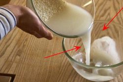 Tại sao bạn tuyệt đối không nên đổ nước vo gạo xuống cống?