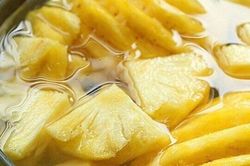 Dứa gọt xong đừng c&oacute; ăn ngay, cho v&agrave;o ng&acirc;m c&ugrave;ng thứ n&agrave;y đảm bảo kh&ocirc;ng bị r&aacute;t lưỡi lại c&ograve;n ngọt hơn