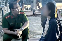 Ki&ecirc;n tr&igrave; thuyết phục người phụ nữ từ bỏ &yacute; định tự tử ở cầu Cống L&egrave;n