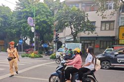 H&agrave; Nội đồng loạt xử l&yacute; vi phạm giao th&ocirc;ng của học sinh, phụ huynh