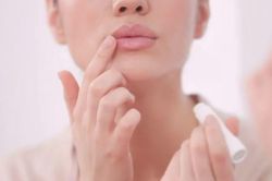 Môi khô, bong tróc và xỉn màu? 4 bước chăm sóc đơn giản giúp đôi môi mềm mịn, hồng hào