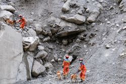 Cơ hội sống sót mong manh sau 1 tuần lũ quét kinh hoàng ở biên giới Nepal