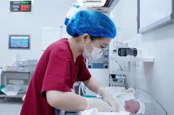 Bé trai 1,5kg được cứu từ trong bụng mẹ với sự chạy đua của 5 chuyên khoa