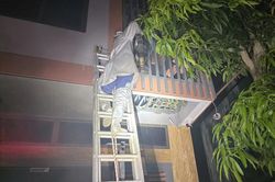 Cảnh sát cắt chuồng cọp cứu 2 người mắc kẹt trong ngôi nhà cháy ở Hà Nội