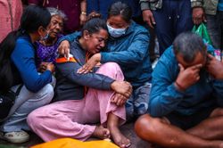 Người h&agrave;nh hương tho&aacute;t chết thần kỳ trong trận lũ qu&eacute;t thảm hoạ ở Nepal