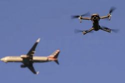 3 chuyến bay bị ảnh hưởng v&igrave; vật thể nghi UAV xuất hiện gần s&acirc;n bay C&aacute;t Bi