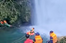 T&igrave;m thấy thi thể du kh&aacute;ch bị nước cuốn khi tắm th&aacute;c ở Tuy&ecirc;n Quang