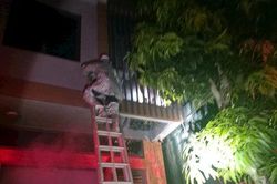 Giải cứu an toàn 2 người mắc kẹt trong đám cháy giữa đêm