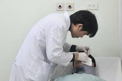 Tiêm filler vùng ngực, cô gái nhập viện vì biến chứng