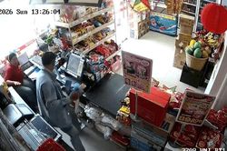 Bắt giữ đối tượng cướp t&agrave;i sản tại si&ecirc;u thị