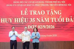 Đảng bộ Cơ quan B&aacute;o v&agrave; PTTH H&agrave; Nội trao Huy hiệu Đảng đợt 2-9