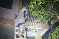 Hà Nội: Phá 'chuồng cọp', giải cứu 2 người mắc kẹt trong đám cháy lúc rạng sáng