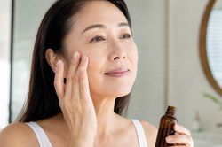 7 thói quen buổi sáng giúp bảo vệ làn da ở tuổi trung niên
