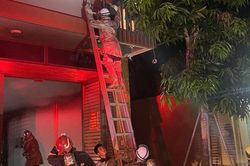 Cháy nhà 6 tầng ở Hà Nội, cảnh sát phá chuồng cọp cứu 2 người mắc kẹt