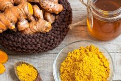 Kết hợp nghệ v&agrave; mật ong c&oacute; an to&agrave;n kh&ocirc;ng?