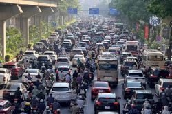 Giao thông Hà Nội 'nghẹt thở' trong ngày đầu trở lại làm việc sau kỳ nghỉ 2/9