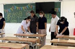 Trước ngày khai giảng, các trường học ở Hà Nội chặn dịch bệnh ngay từ cửa lớp