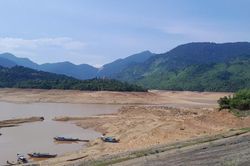 Nguy&ecirc;n nh&acirc;n hồ Truồi cạn nước, lộ đ&aacute;y quanh Thiền viện Tr&uacute;c L&acirc;m Bạch M&atilde;