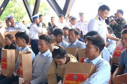 32 ngư d&acirc;n gặp nạn tr&ecirc;n biển đ&atilde; về đến đất liền, sum họp c&ugrave;ng người th&acirc;n