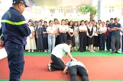 Giáo viên Hà Nội học kỹ năng cứu nạn hướng tới năm học mới an toàn