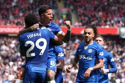 Nghịch lý tiền vệ 100 triệu bảng ở Premier League