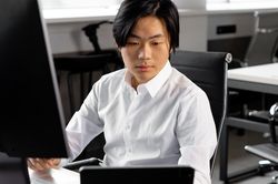 Cách ngừa đau mỏi vai lưng cực dễ bằng ghế văn phòng