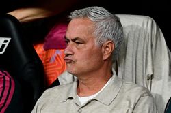 Mourinho: 'Không hài lòng thì đừng thi đấu'