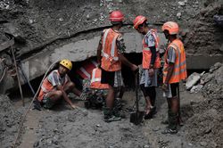 Khoảnh khắc giải cứu người mắc kẹt 9 ngày trong nhà máy thủy điện Nepal