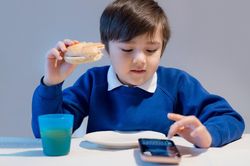 Thói quen ăn uống cha mẹ cần thay đổi cho con càng sớm càng tốt