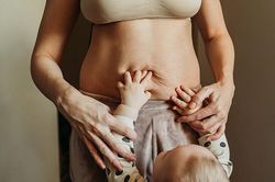 Vì sao vòng 2 khó về dáng sau sinh?