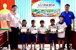 Vĩnh Bình trao học bổng tiếp sức học sinh đầu năm học mới