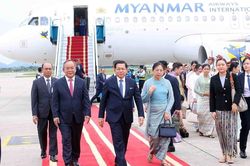 Tổng thống Myanmar và phu nhân đến Hà Nội, bắt đầu thăm chính thức Việt Nam