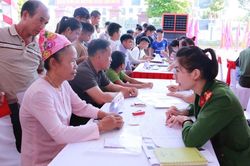 Vượt núi đến trường, học sinh vùng khó khăn háo hức ngày nhập học