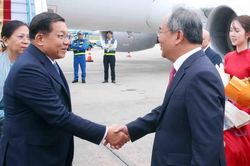 [Ảnh] Tổng thống Myanmar và Phu nhân đến Hà Nội, bắt đầu thăm chính thức Việt Nam
