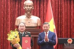 Trao quyết định thăng quân hàm Thượng tướng cho sĩ quan Quân đội nhân dân Việt Nam