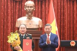 [Video] Trao Quyết định thăng quân hàm Thượng tướng đối với đồng chí Lê Quang Đạo