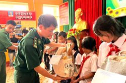 Giúp học sinh vùng cao xã Hùng Sơn vững bước tới trường