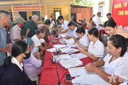 Viện Y học dự phòng Quân đội khám bệnh, cấp thuốc miễn phí tại xã Yên Trạch (Thái Nguyên)