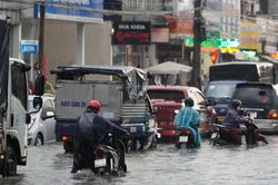 Quốc lộ 1 qua TP Đồng Nai ngập sâu sau mưa lớn