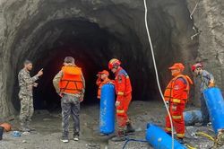 Giải cứu thành công hai người mắc kẹt 9 ngày trong đường hầm Nepal