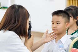 Trường Phổ thông Phùng Hưng chăm sóc sức khỏe cho học sinh từ sớm