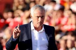 HLV Mourinho dành lời đặc biệt cho Messi