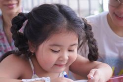 Khai giảng lớp vẽ đặc biệt cho bệnh nhi giữa bệnh viện
