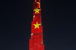 Lãnh đạo UAE gửi điện chúc mừng Quốc khánh Việt Nam, tháp Burj Khalifa rực sáng cờ đỏ sao vàng