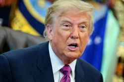 Tổng thống Donald Trump 'đòi' châu Âu trả tiền đạn dược Mỹ đã viện trợ Ukraine