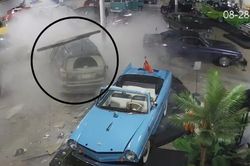 Ô tô mất lái đâm xuyên vào phòng trưng bày siêu xe cổ ở Mỹ