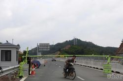 Bất chấp cảnh báo, người dân vô tư đi vào cao tốc Hữu Nghị - Chi Lăng đang thi công
