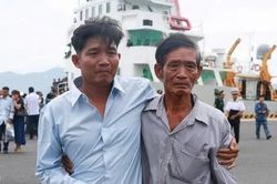 Ngư dân gặp nạn ở Trường Sa rơi nước mắt khi được cứu về với gia đình
